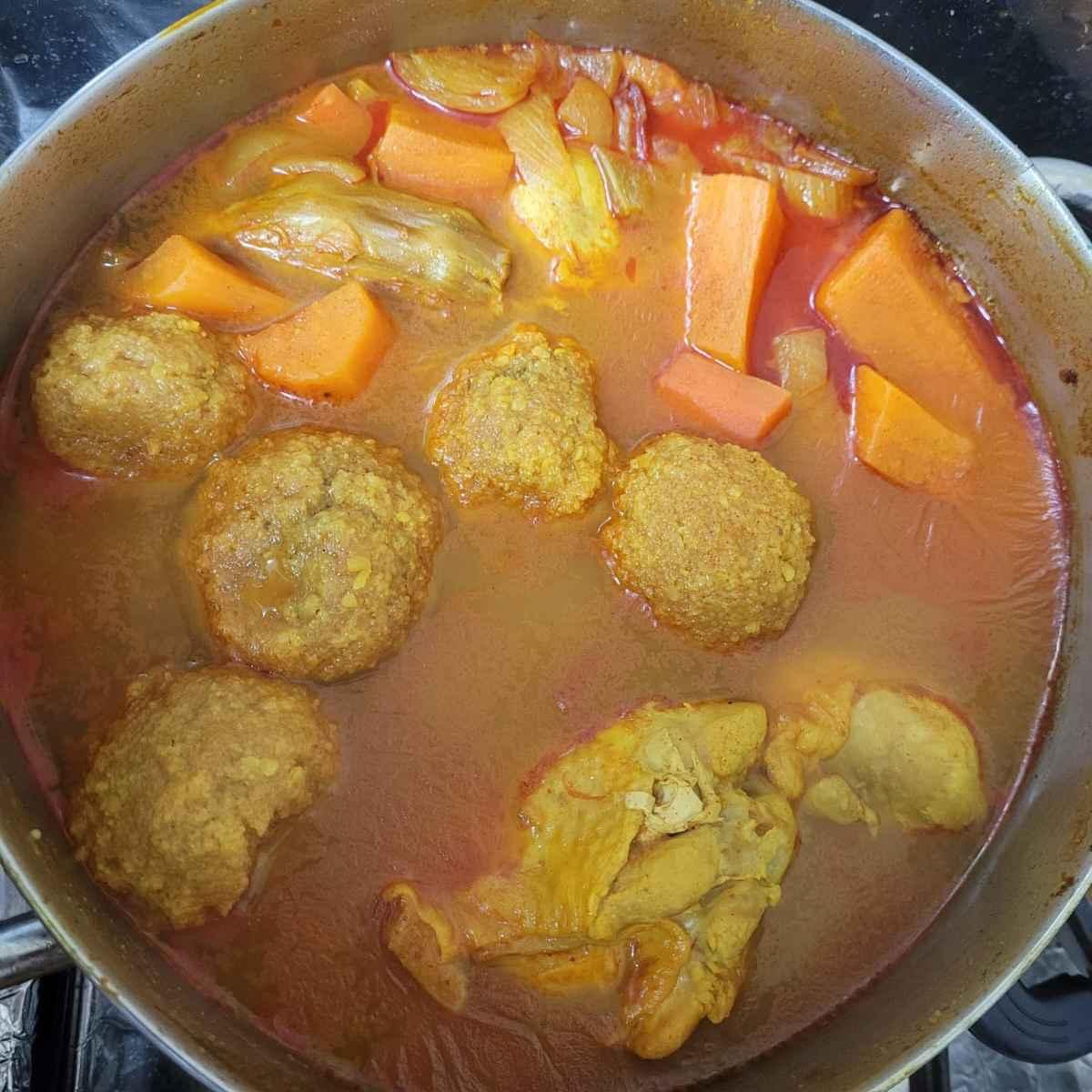 מרק קובה עם עוף ברוטב עם ירקות