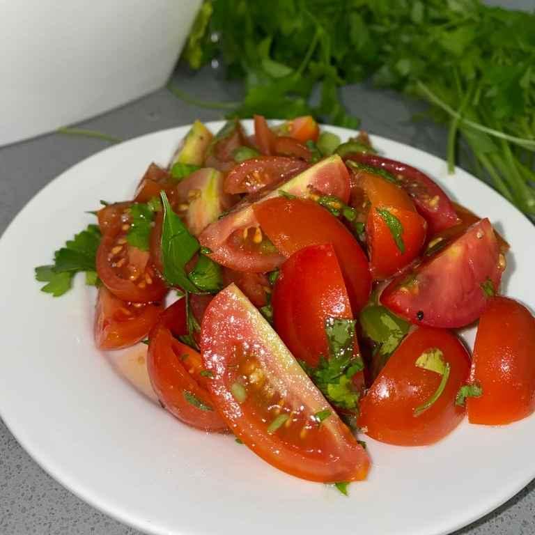 סלט עגבניות שרי עם פלפל חריף