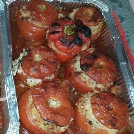 עגבניות ממולאות באורז-"ימיסטה" בסגנון יווני