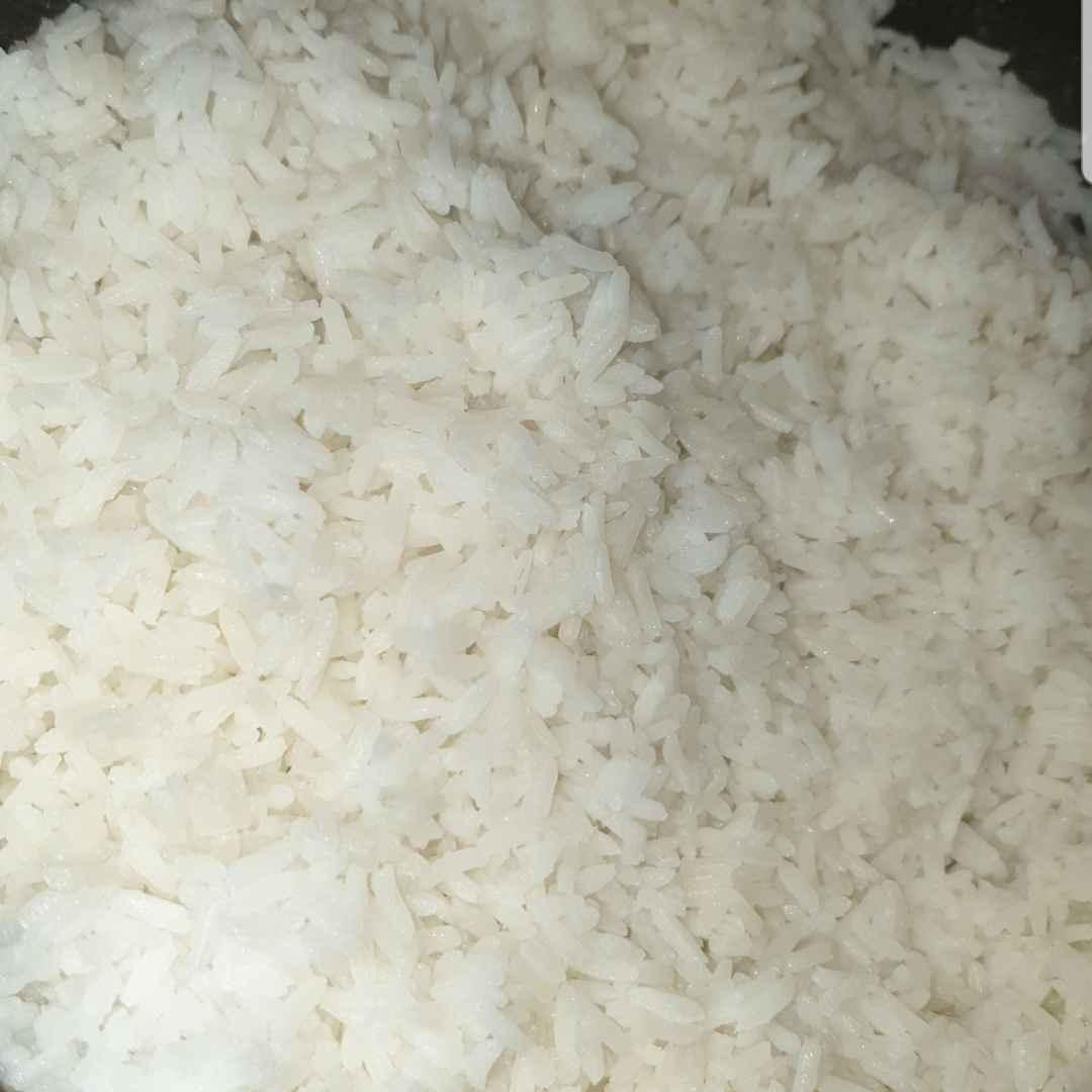 אורז לבן עם שקדים קלויים 