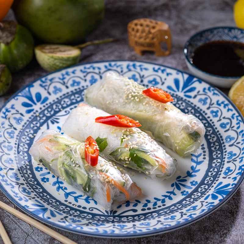 ספרינג רול וייטנאמי עם שרימפס ירקות טריים ובזיליקום