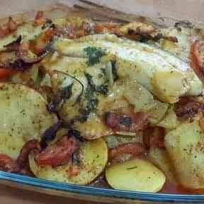 דג אמנון  פילה בתנור עם תפוחי אדמה ועשבי טיבול
