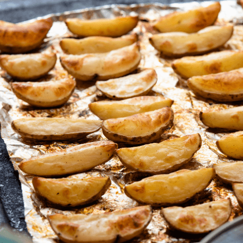 סירות תפוחי אדמה ובטטה קראנצ'יות בתנור