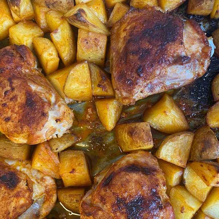 ירכי עוף ותפוחי אדמה צלויים בתנור